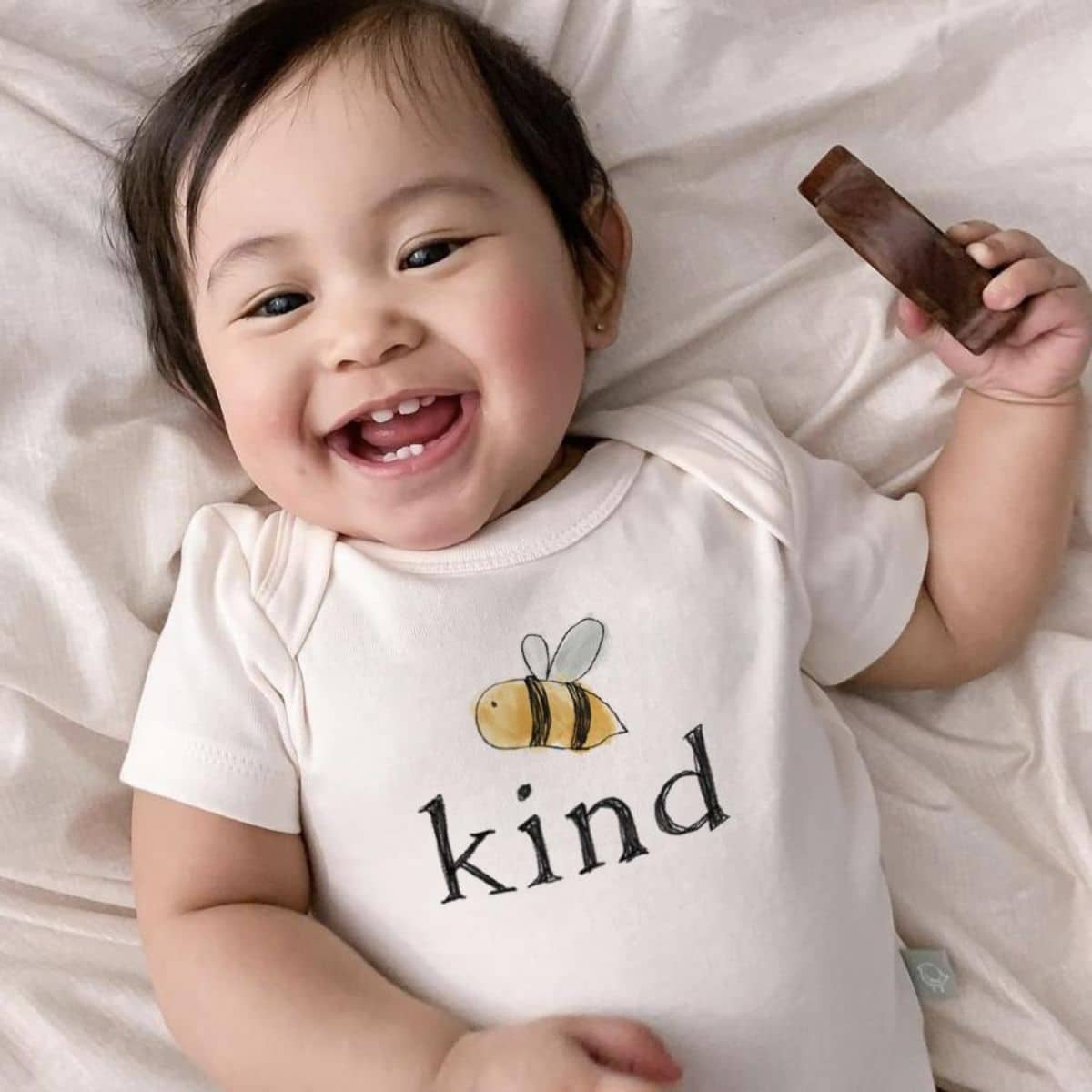 Finn and Emma Organic Short Sleeve Bodysuit - Bee Kind